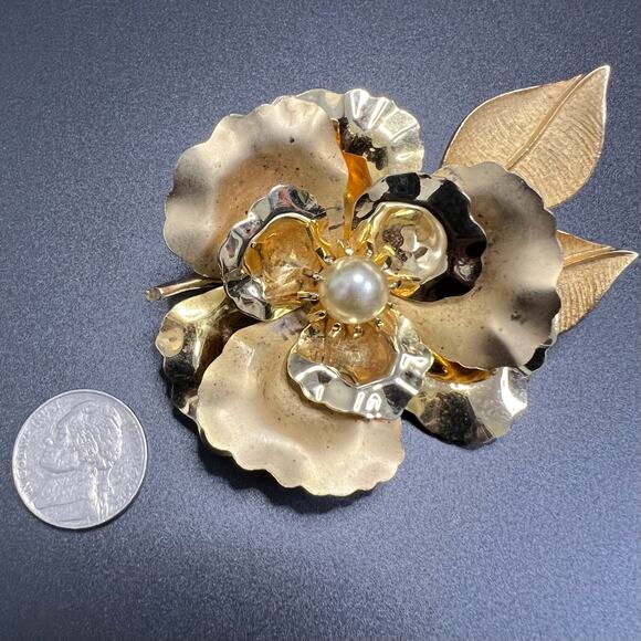 Vintage Gold Tone Flower Leaves Faux Pearl 3D Statement Brooch Pin Large - Picture 1 of 7